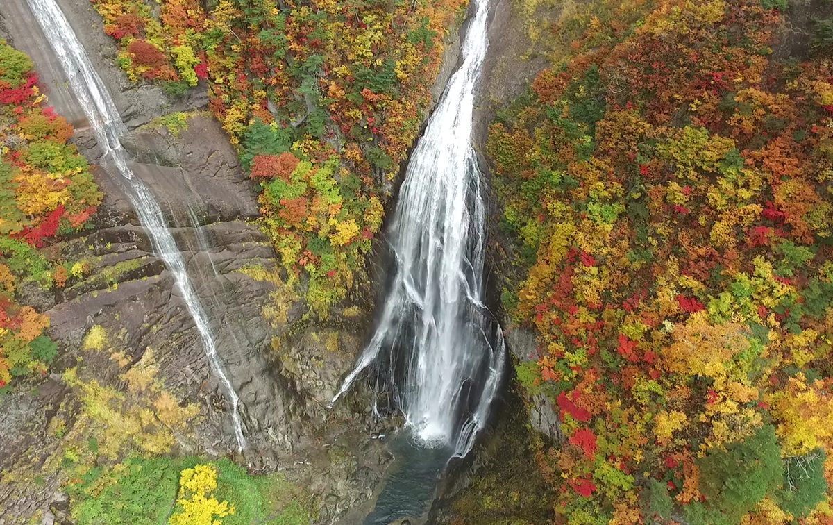 紅葉の滝の空撮 — Instagramへ